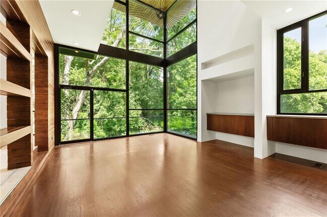 Building Photo - 2105 Fairhaven Cir NE