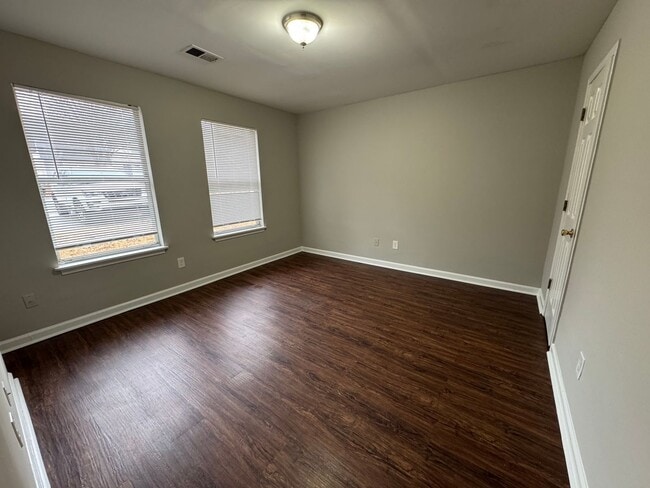 Building Photo - 2 Bedroom 2 Bath End Unit Townhome in Quiet Neighborhood Near I-20