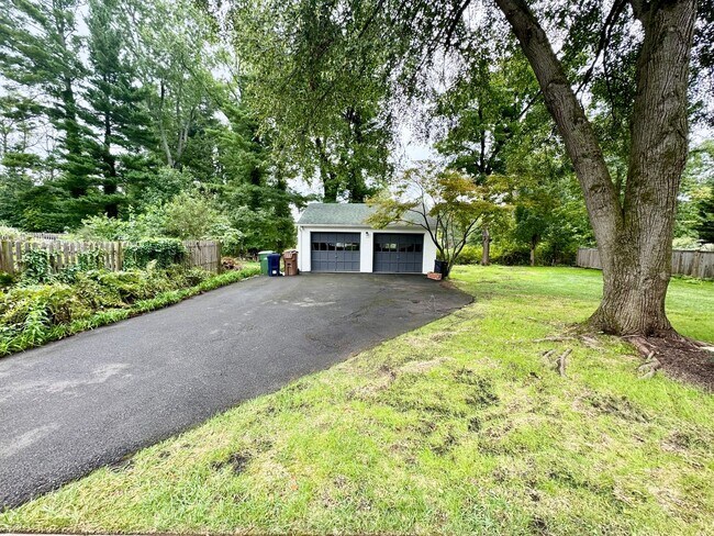 Building Photo - 514 Tennis Ave