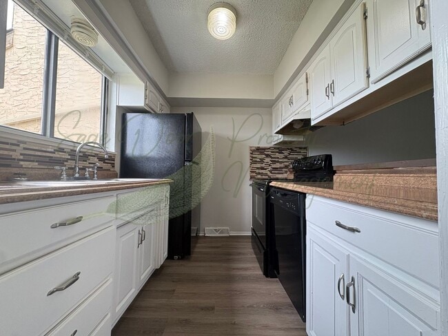 Building Photo - SPACIOUS TOWNHOME IN KANSAS CITY