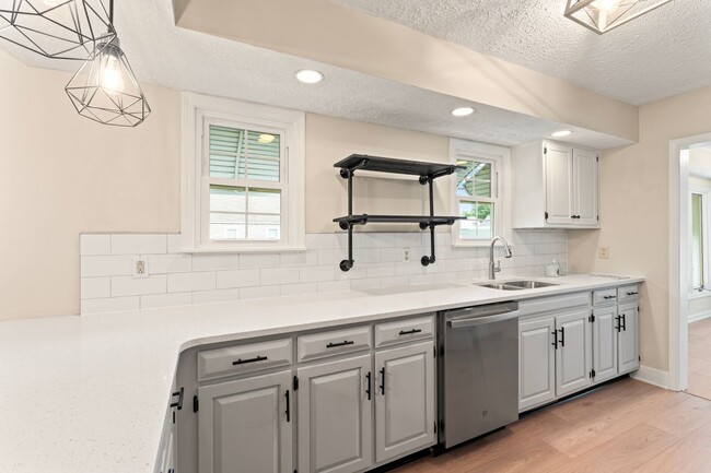 Building Photo - Beautiful renovated home in Schnitzelburg