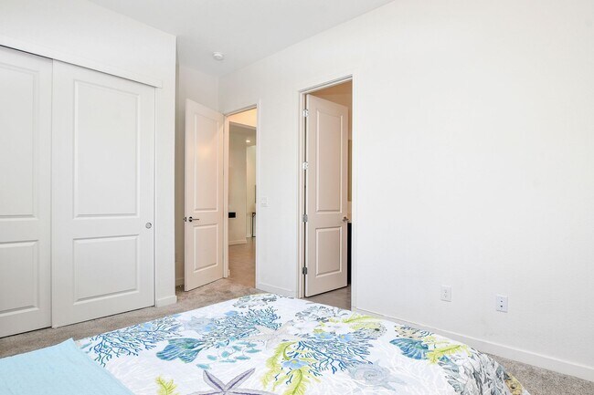 Building Photo - Waterfront Beauty