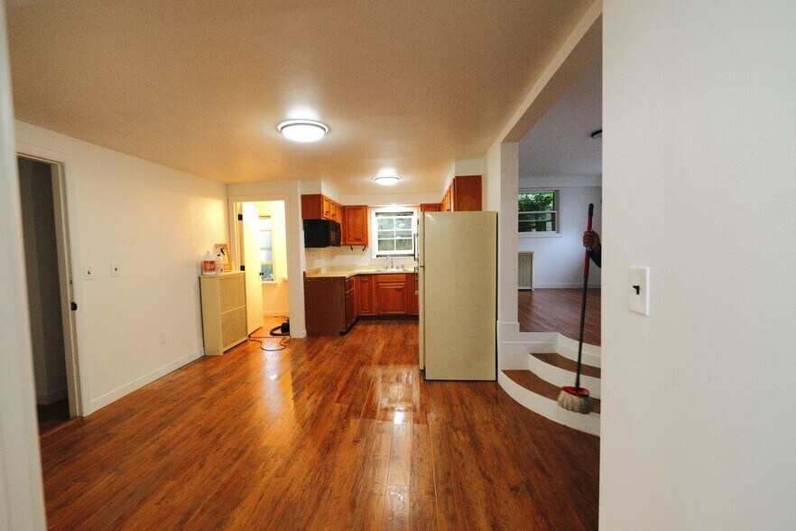 Building Photo - 56 Pleasant St