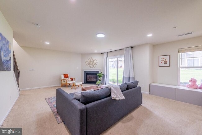 Building Photo - 43376 Town Gate Square