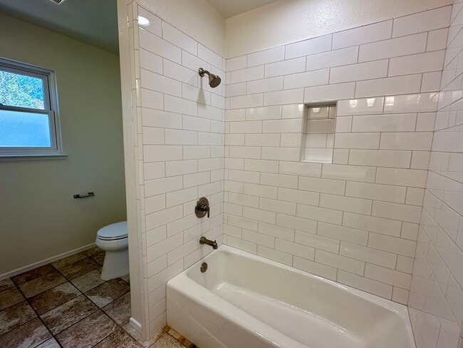 Building Photo - 2 Bedroom 1 Bath Near Downtown Available 8...