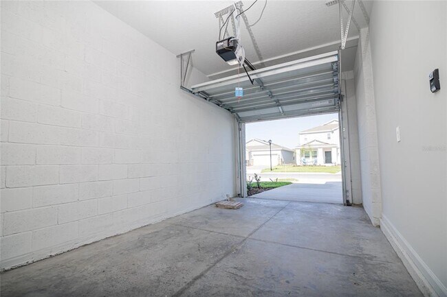 Building Photo - 2642 Runners Cir