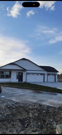 Building Photo - 3 Bed 2 Bath one story home, 3 car garage