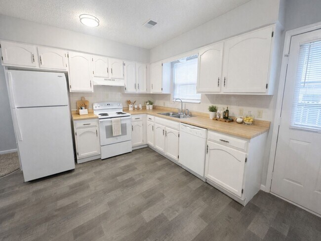 Building Photo - 2BR 1BA Triplex • Private Backyard in Downtown Smithville