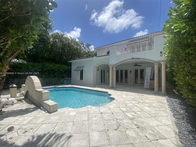Building Photo - 2422 S Miami Ave