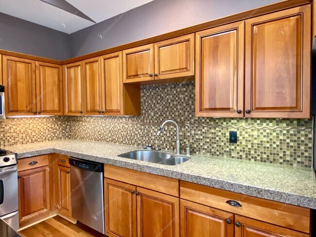 Building Photo - 3BR - 2.5 BA Charming Greenway Home in Lar...