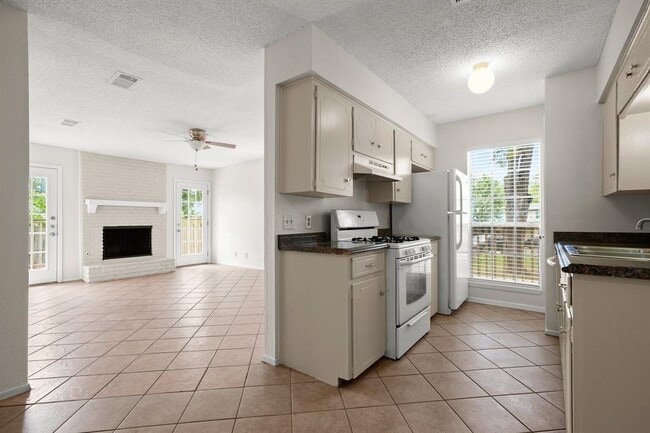 Building Photo - 1404 Valleyridge Cir