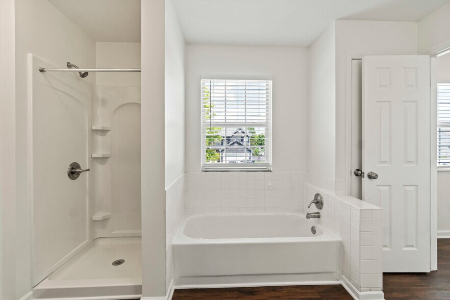 Building Photo - 6981 Bennell Dr