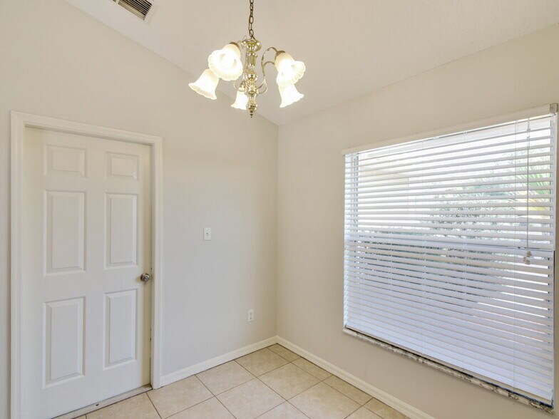 Building Photo - 918 Palm Forest Ln