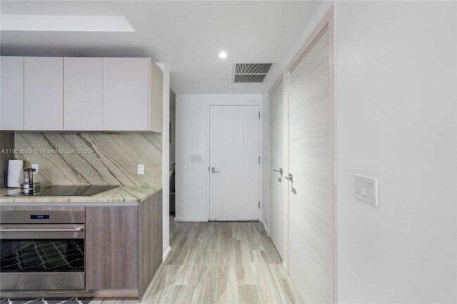 Building Photo - 801 S Miami Ave