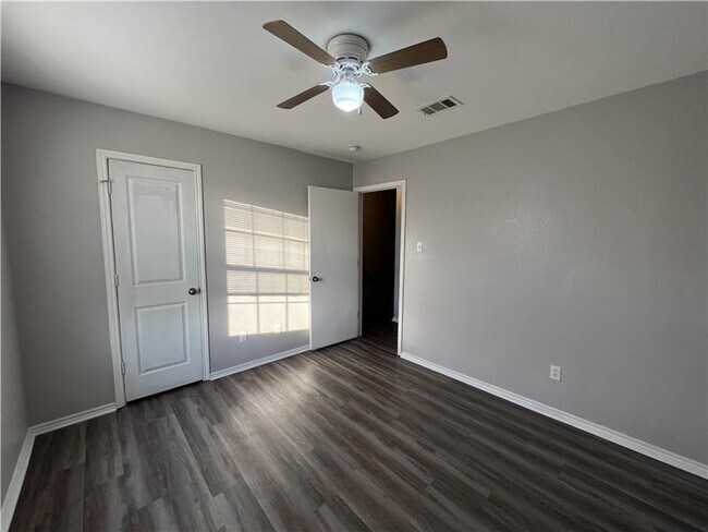 Building Photo - 5908 Greengate Dr