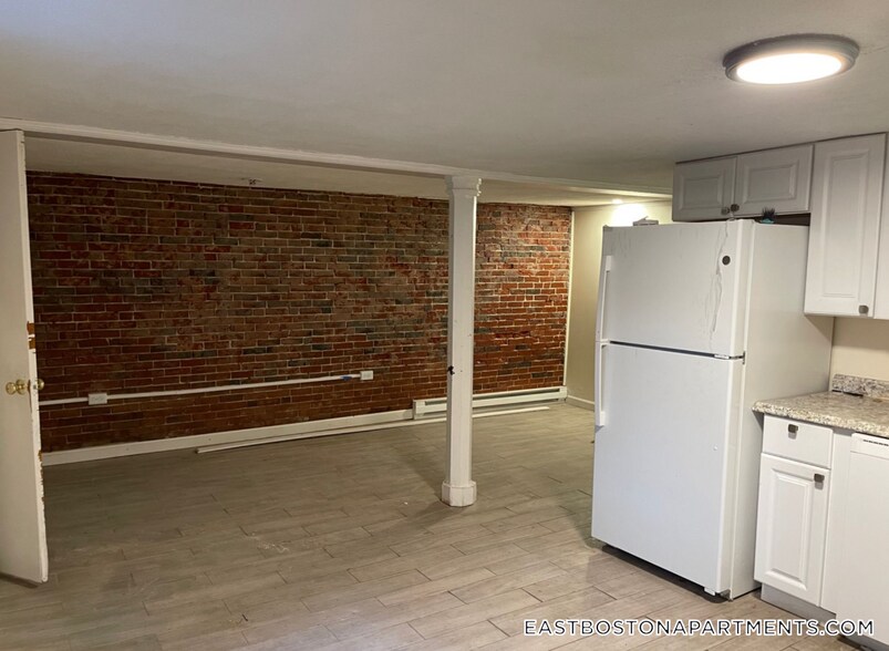 Building Photo - 31 Chelsea St