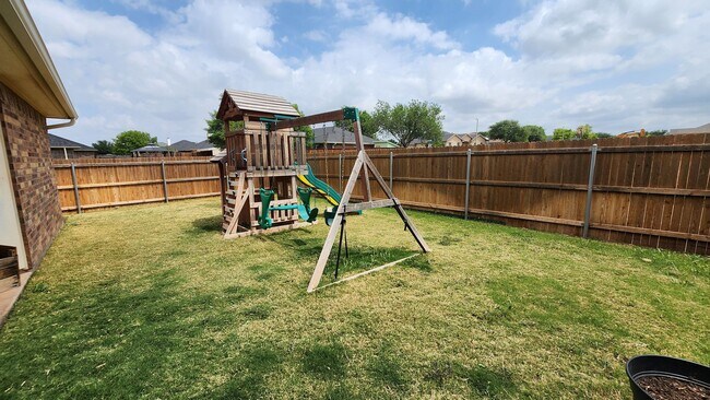 Building Photo - New, Gorgeous 4 bedroom, 3 bathroom home C...