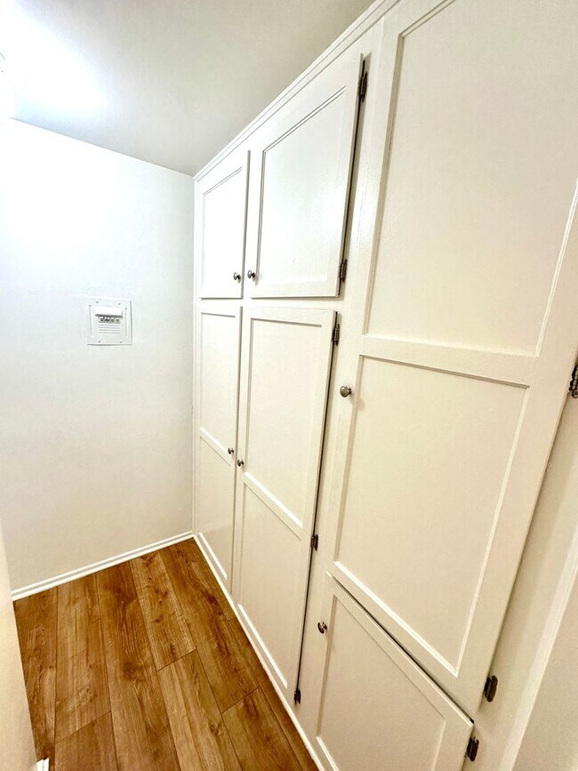 Building Photo - WEST LA: Large & Bright 1 bed/1 bath apart...