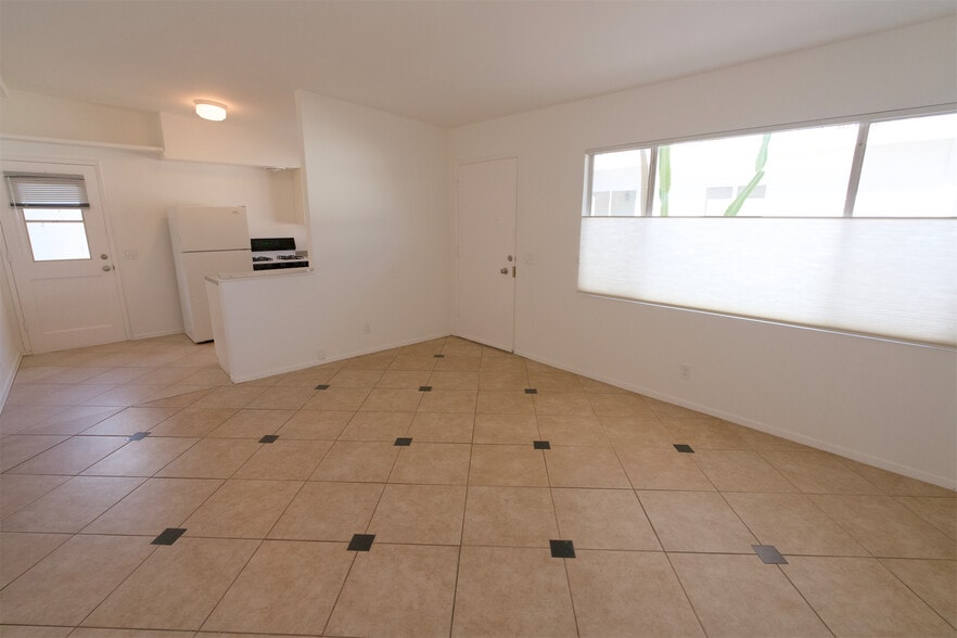 Building Photo - 975 E Camino Parocela