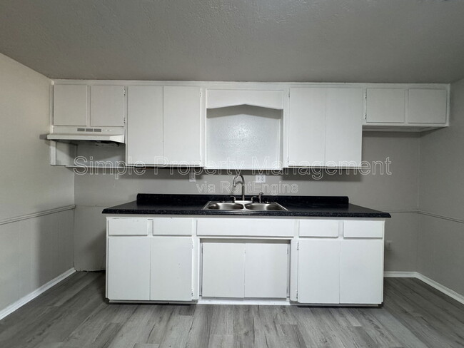 Building Photo - 2403 Muzzy St
