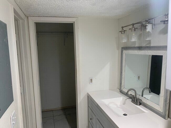 Building Photo - 10855 Meadowglen Ln