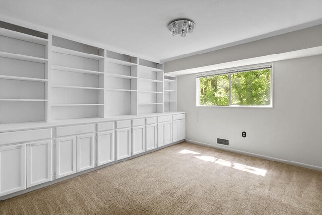 Building Photo - 10643 Weymouth St