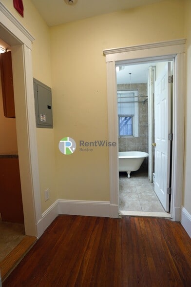 Building Photo - 55 Park Dr