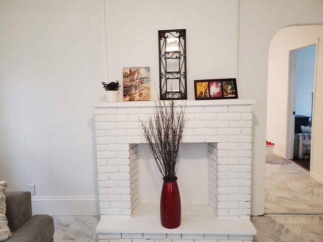 Cozy decor living room - 87 Vinton St