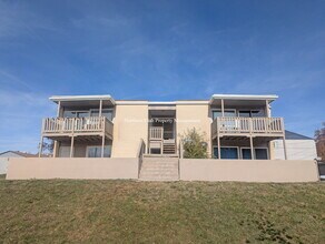 Building Photo - All New Carpet - 2 Bed, 1 Bath