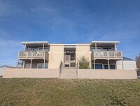 Building Photo - All New Flooring - 2 Bed, 1 Bath