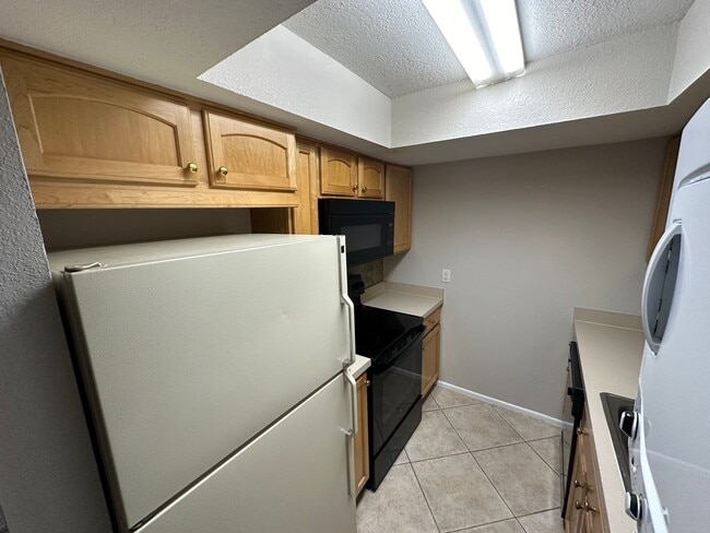 Building Photo - **MOVE IN SPECIAL $500 Off the first months rent** COZY 2 Bedroom/1.5 Bathroom 2nd Floor Condo!!