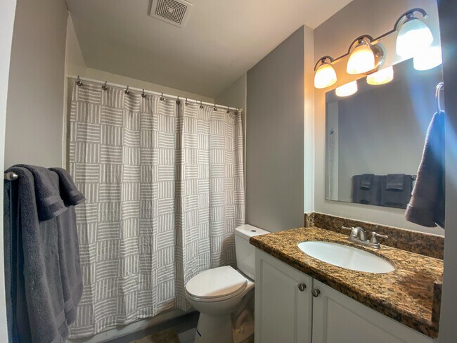Building Photo - 711 Forest Club Dr