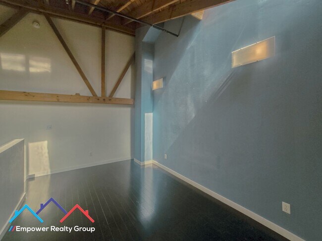 Building Photo - 1 Bed 1.5 Bath Loft in Desired Emeryville/Oakland Neighborhood