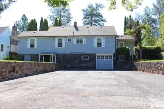 Building Photo - PETS CONSIDERED! Located in Bend's HISTORIC District, Walk to Drake Park! A/C, All Appliances, Ha...