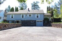 Building Photo - PETS CONSIDERED! Located in Bend's HISTORIC District, Walk to Drake Park! A/C, All Appliances, Ha...