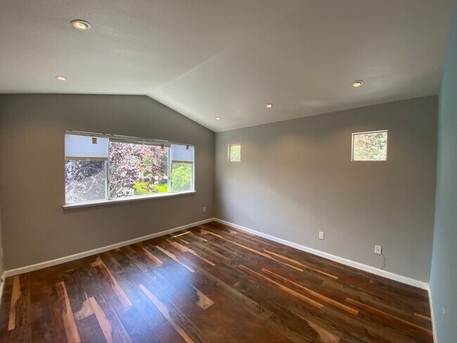 Building Photo - ALMADEN LAKE - Updated townhome with centr...
