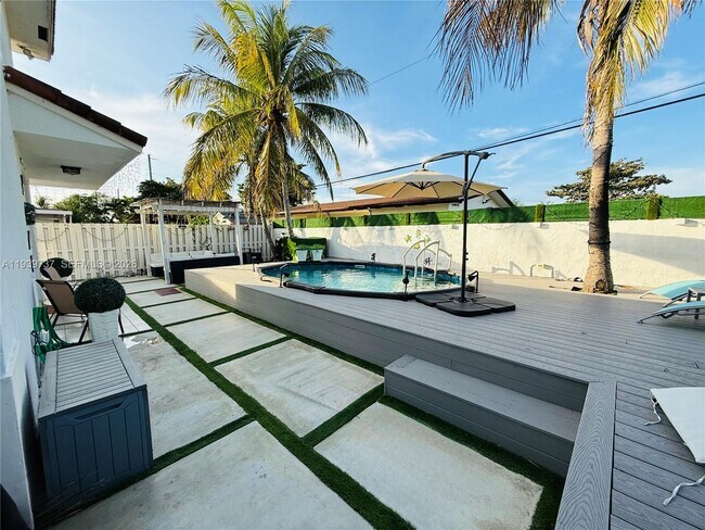 Building Photo - 16950 SW 93rd Ave