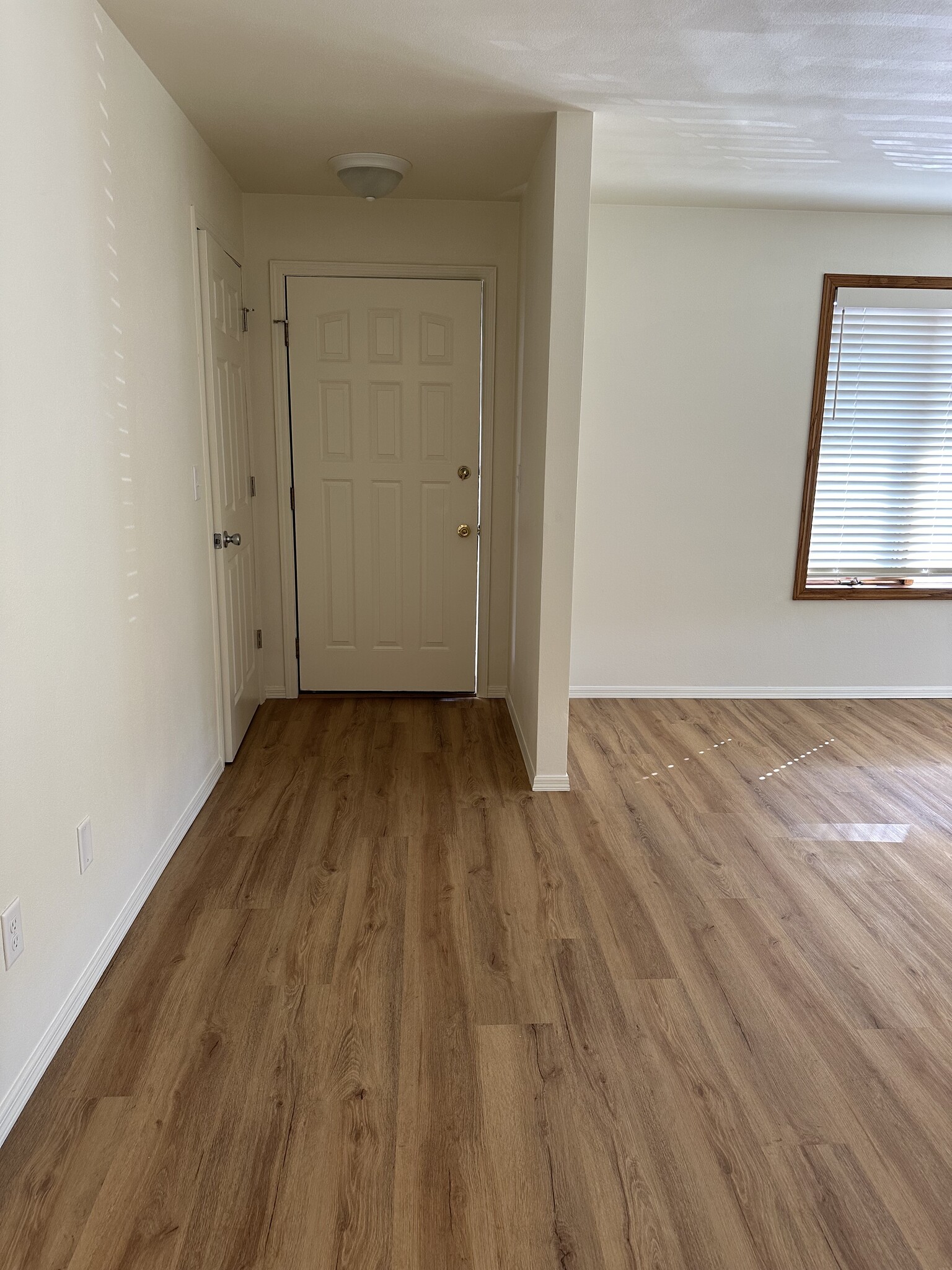 front door/LR - N420 Kilsdonk Ct