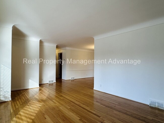 Building Photo - Charming 3-Bedroom Ranch minutes from Woodward Ave, Birmingham, and Berkley!