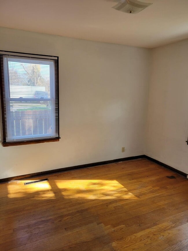 Building Photo - 3 bedroom 1 bath