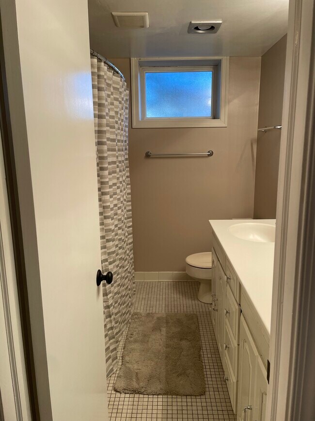 Building Photo - 618 S Quincy St