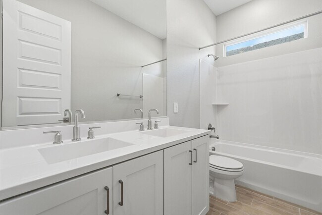 Building Photo - 5028 E Shady Glen Ave