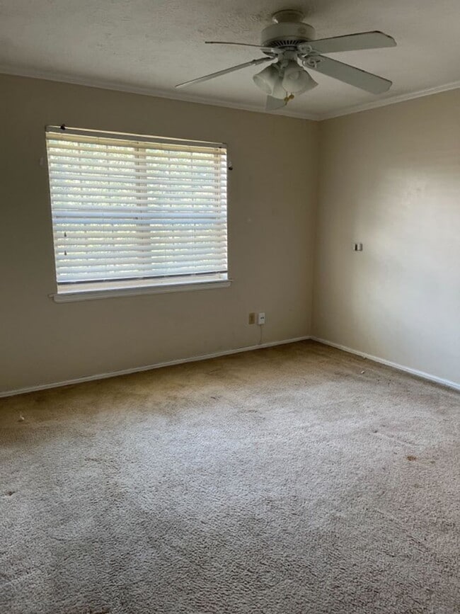 Building Photo - Great 2 Bedroom Condo !