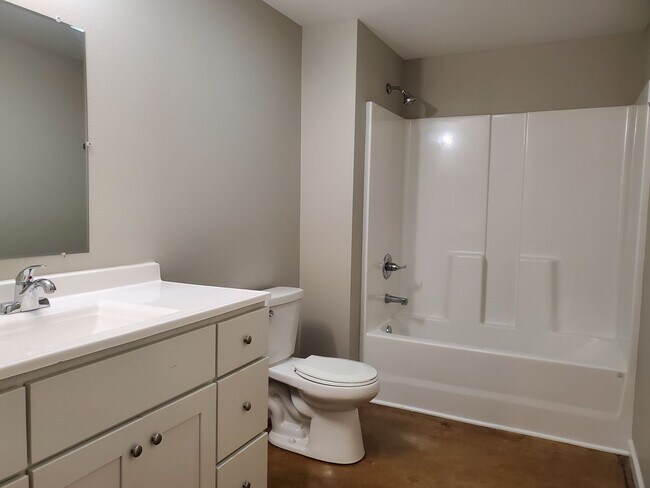 Building Photo - 2 bedroom, 1 bath apartment located in Jackson, MO