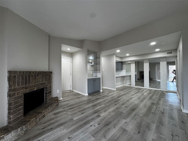 Building Photo - 9000 Bissonnet St