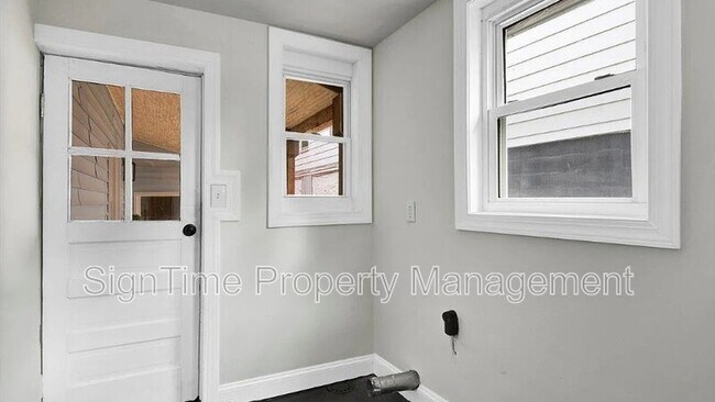 Building Photo - 12 S Main St