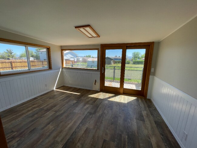 Building Photo - 2555 Valley Dr