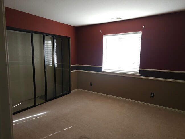 Building Photo - 2431 Pinehurst Ct
