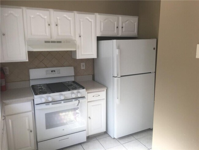 Building Photo - 335 Hamilton Ct