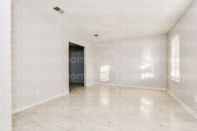 Building Photo - Updated 4 Bed Home in Reservoir with Moder...